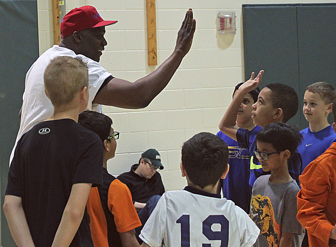 Former NBA player Gheorghe Muresan hosts youth basketball clinic